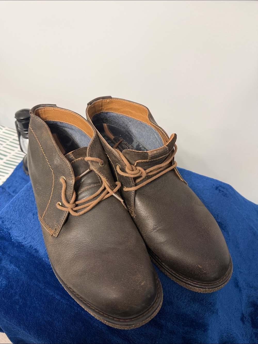 Lucky Brand Dark Brown Leather Chukka Boots with Tan Laces